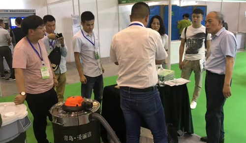 成都厕博会成都记者专门为压球平台-Home村落厕所刷新产品做采访